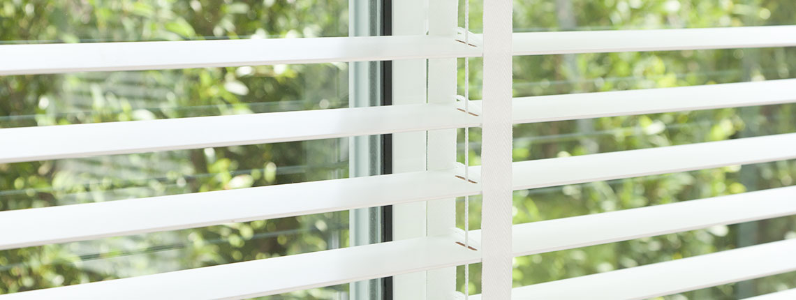 Veneciana de imitación madera 50mm para ventanas