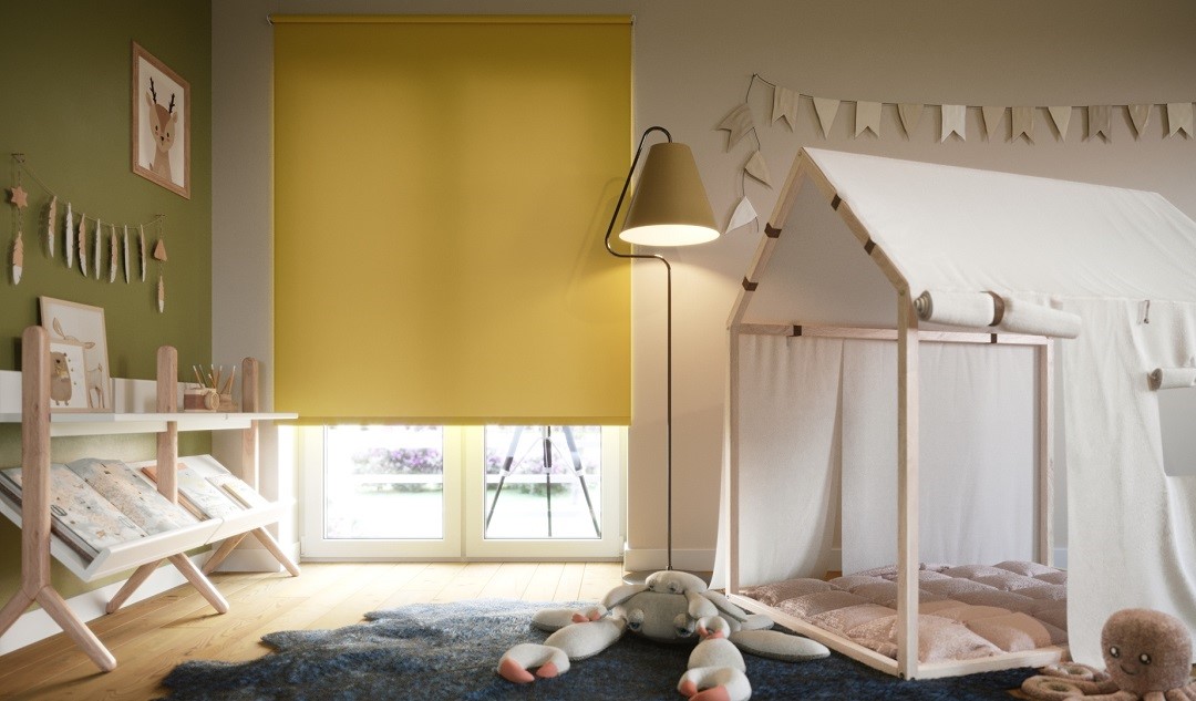 estores amarillos para una habitación infantil