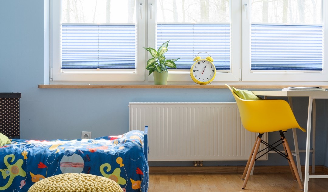 las cortinas plisadas pueden utlizarse en una habitación infantil sin problemas