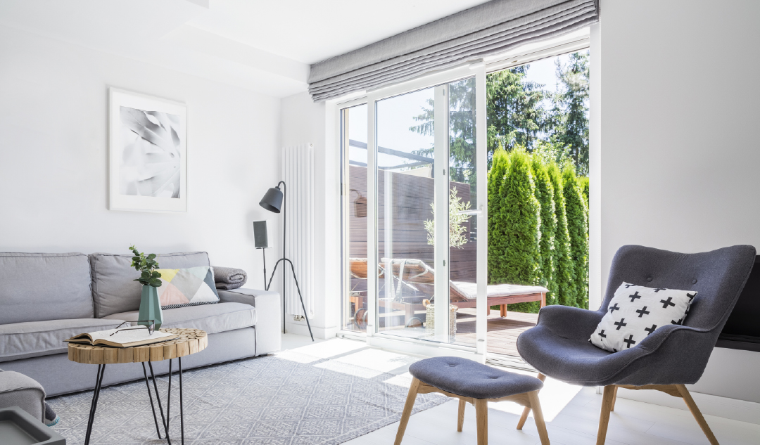 cortinas plegables para ventanales grandes en el salón