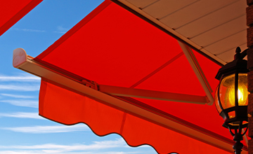 toldo rojo con un faldón para terraza