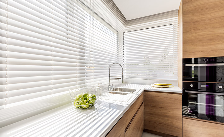 Veneciana de imitación madera para la cocina